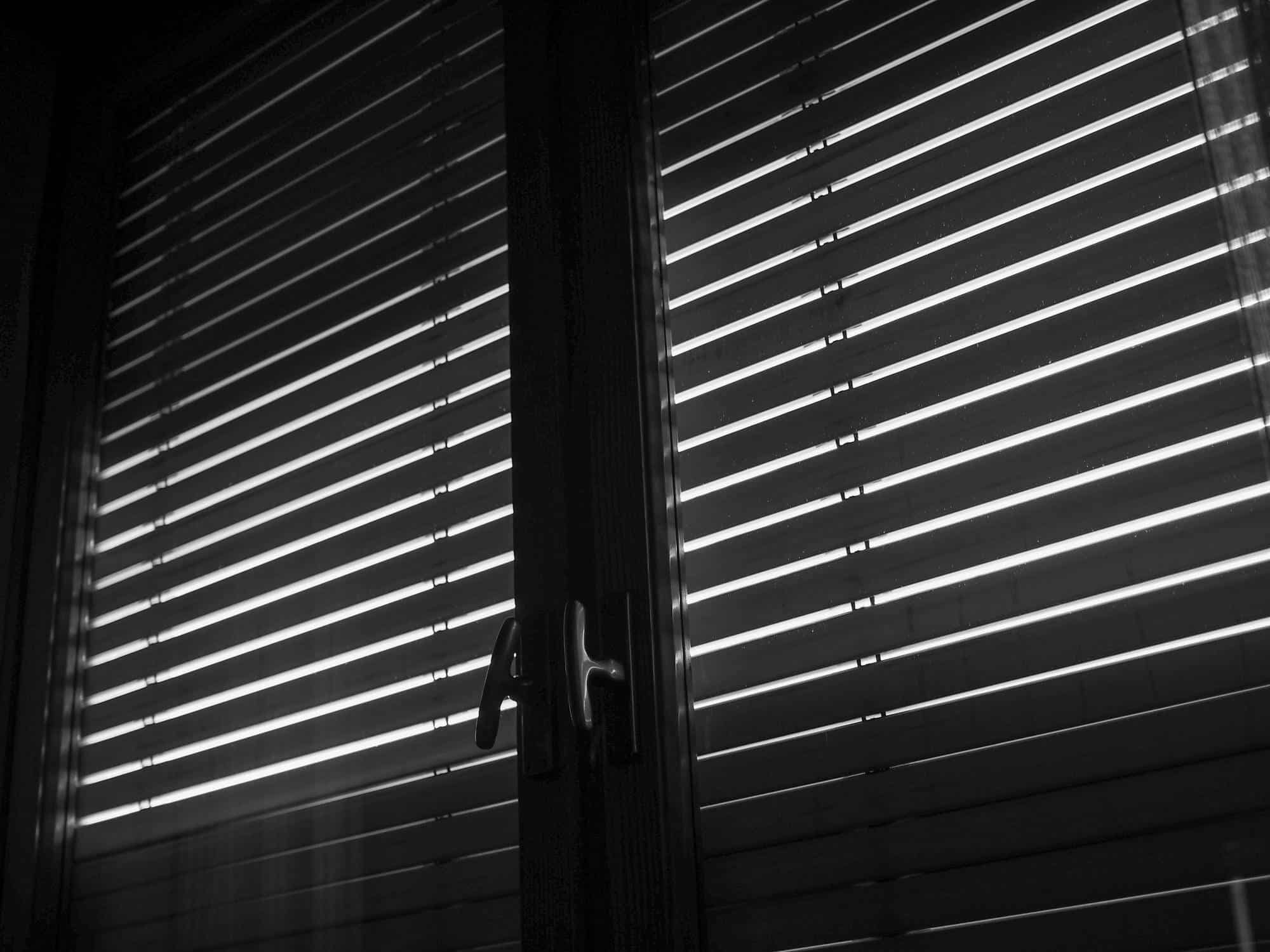 sunlight-through-window-blinds